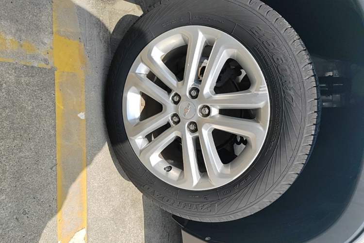 Used Chevrolet Trax 2018 330T Manual Transmission Two-Wheel Drive Comfort Version Right Rear Wheel Hub