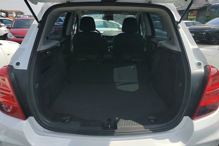 Used Chevrolet Trax 2018 330T Automatic Two-Wheel Drive Elite Model Trunk