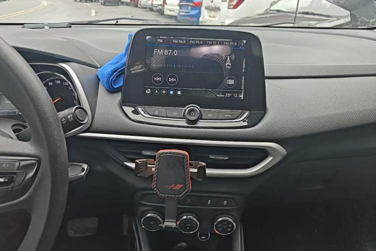 Used Chevrolet Trax 2019 325T Automatic Sport Edition China VI Standard Audio And AC Panel