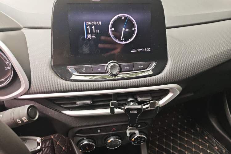 Used Chevrolet Trax 2019 325T Automatic Sport Edition China VI Standard Audio And AC Panel