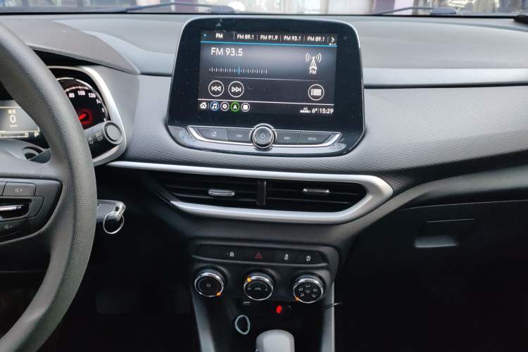 Used Chevrolet Trax 2019 325T Automatic Sport Edition China VI Standard Audio And AC Panel