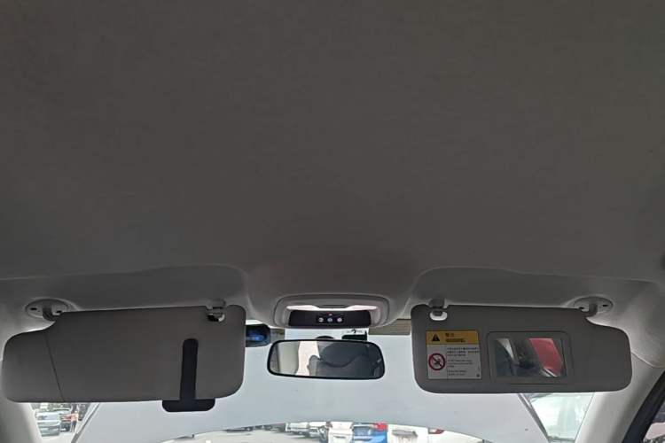 Used Chevrolet Trax 2019 325T Automatic Sport Edition China VI Standard Headliner