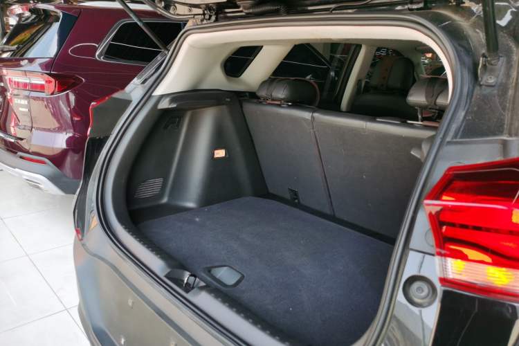 Used Chevrolet Trax 2019 325T Automatic Sport Edition China VI Standard Trunk