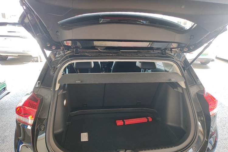 Used Chevrolet Trax 2019 Redline 325T Automatic Fun Edition China VI Standard Trunk