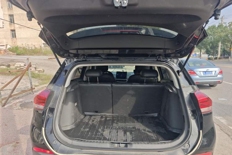 Used Chevrolet Trax 2019 325T Automatic Sport Edition China VI Standard Trunk