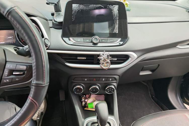 Used Chevrolet Trax 2019 Redline 325T Automatic Fun Edition China VI Standard Audio And AC Panel