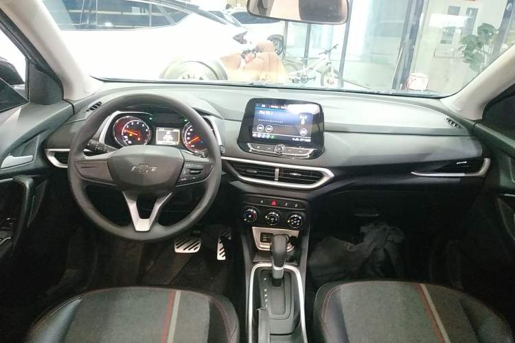 Used Chevrolet Trax 2019 Redline 325T Automatic Fun Edition China VI Standard Center Console