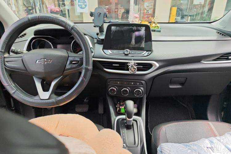Used Chevrolet Trax 2019 Redline 325T Automatic Fun Edition China VI Standard Center Console