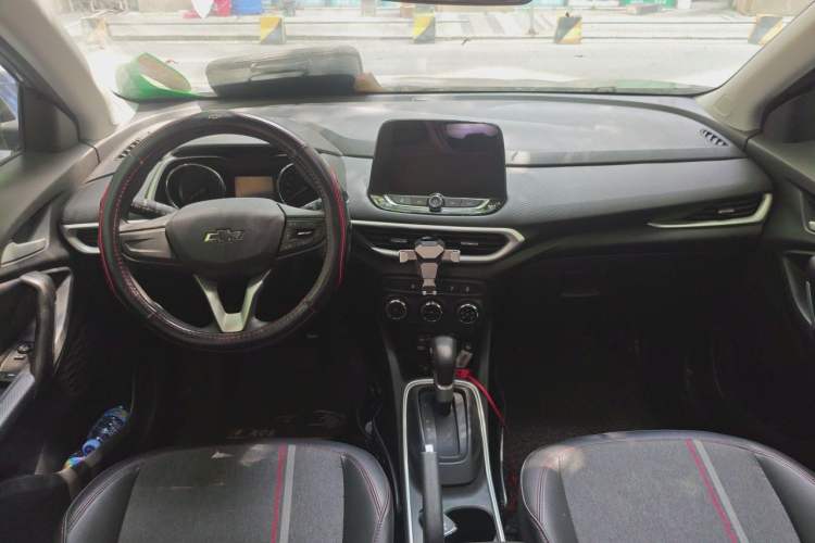 Used Chevrolet Trax 2019 Redline 325T Automatic Fun Edition China VI Standard Center Console