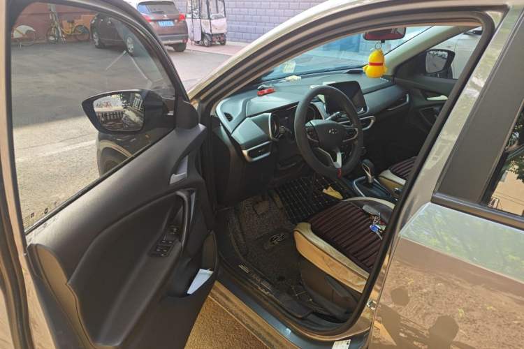 Used Chevrolet Trax 2019 Redline 335T CVT Top-Tier Model China VI Standard Driver Seat