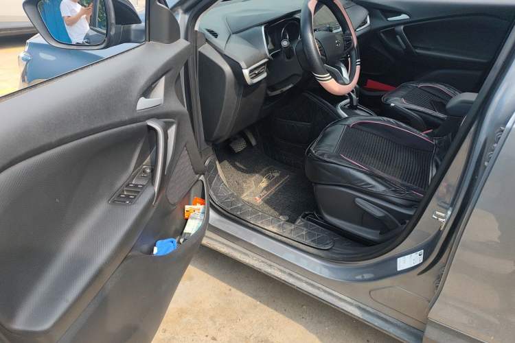 Used Chevrolet Trax 2019 Redline 335T CVT Top-Tier Model China VI Standard Driver Seat