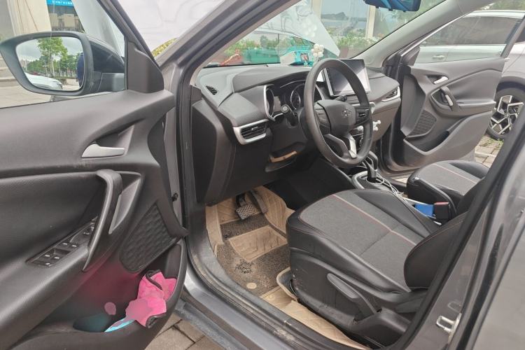 Used Chevrolet Trax 2019 Redline 325T Automatic Fun Edition China VI Standard Driver Seat