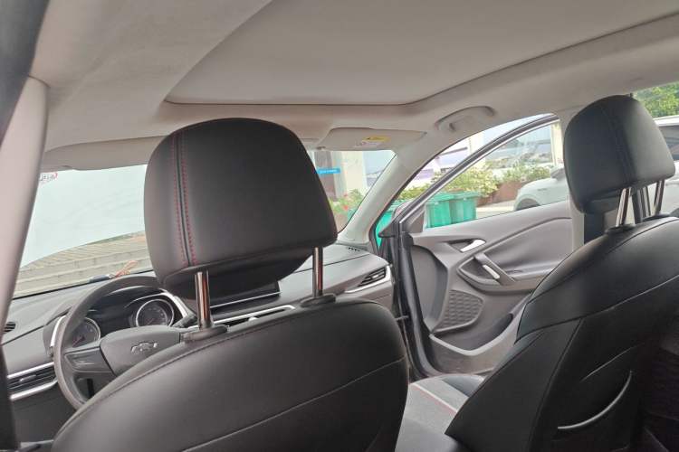 Used Chevrolet Trax 2019 Redline 325T Automatic Fun Edition China VI Standard Headliner