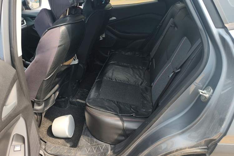 Used Chevrolet Trax 2019 Redline 335T CVT Top-Tier Model China VI Standard Left Rear Seat
