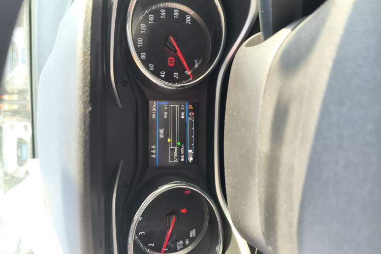 Used Chevrolet Trax 2019 Redline 325T Automatic Fun Edition China VI Standard Odometer Close Up