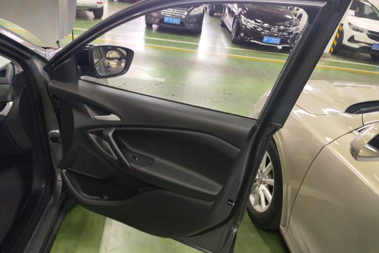Used Chevrolet Trax 2019 Redline 335T CVT Top-Tier Model China VI Standard Right Front Door Interior