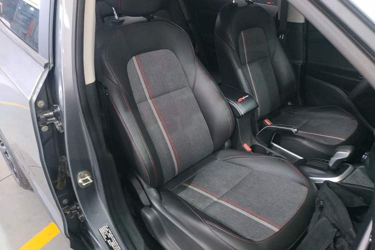 Used Chevrolet Trax 2019 Redline 325T Automatic Fun Edition China VI Standard Right Front Seat