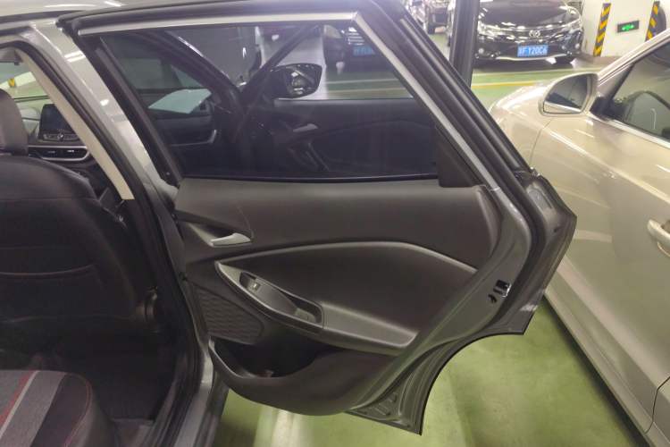 Used Chevrolet Trax 2019 Redline 335T CVT Top-Tier Model China VI Standard Right Rear Door Interior