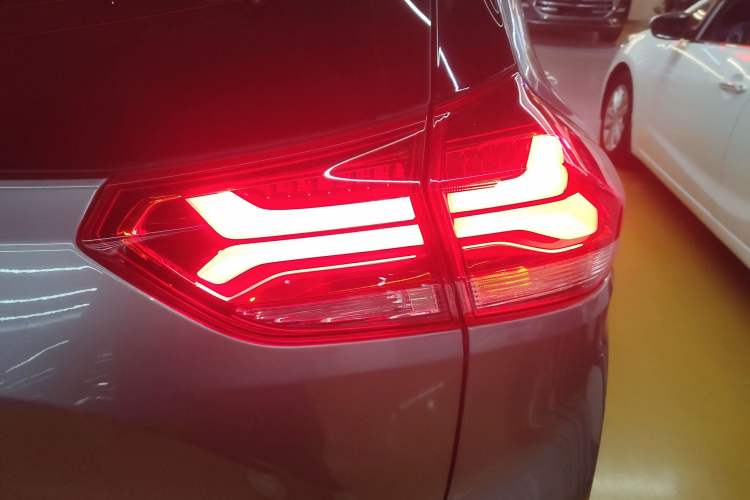 Used Chevrolet Trax 2019 Redline 335T CVT Top-Tier Model China VI Standard Right Rear Taillight