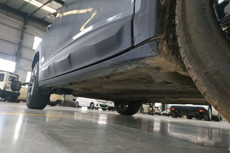 Used Chevrolet Trax 2019 Redline 325T Automatic Fun Edition China VI Standard Right Side Sill