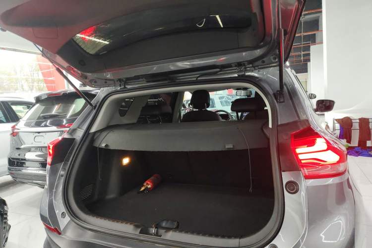 Used Chevrolet Trax 2019 Redline 325T Automatic Fun Edition China VI Standard Trunk