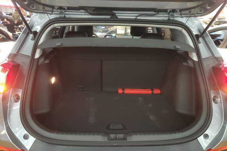 Used Chevrolet Trax 2019 Redline 335T CVT Top-Tier Model China VI Standard Trunk