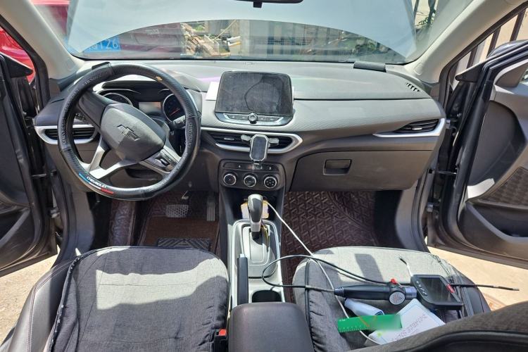 Used Chevrolet Trax 2019 Redline 325T Automatic Fun Edition China VI Standard Center Console
