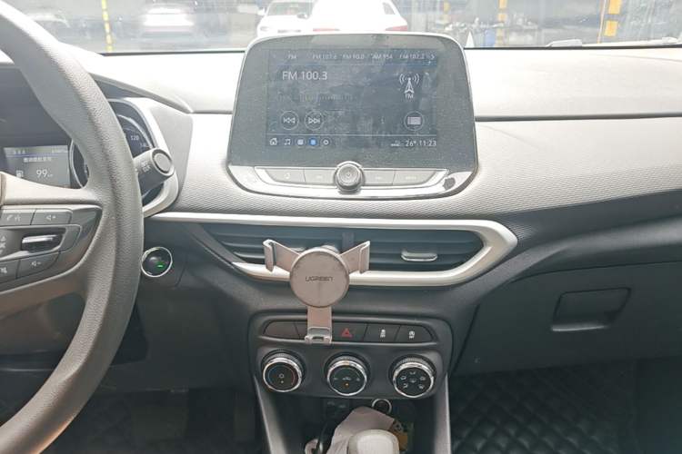 Used Chevrolet Trax 2019 Redline 325T Automatic Fun Edition China VI Standard Audio And AC Panel