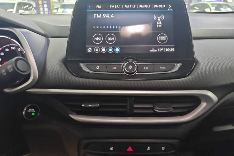 Used Chevrolet Trax 2019 Redline 325T Automatic Fun Edition China VI Standard Audio And AC Panel