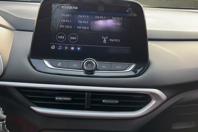 Used Chevrolet Trax 2019 325T Automatic Sport Edition China VI Standard Audio And AC Panel