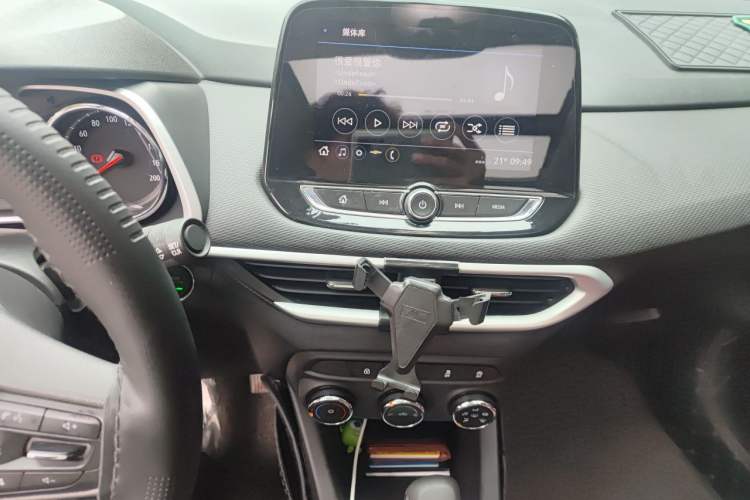 Used Chevrolet Trax 2019 Redline 325T Automatic Fun Edition China VI Standard Audio And AC Panel