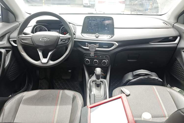 Used Chevrolet Trax 2019 Redline 325T Automatic Fun Edition China VI Standard Center Console