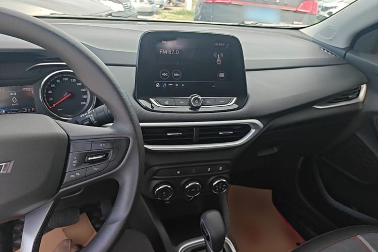 Used Chevrolet Trax 2019 Redline 325T Automatic Fun Edition China VI Standard Center Console