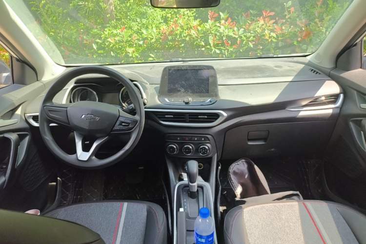 Used Chevrolet Trax 2019 Redline 325T Automatic Fun Edition China VI Standard Center Console