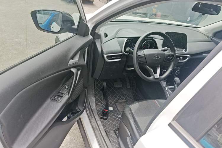 Used Chevrolet Trax 2019 Redline 325T Automatic Fun Edition China VI Standard Driver Seat