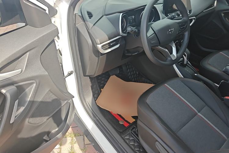Used Chevrolet Trax 2019 Redline 325T Automatic Fun Edition China VI Standard Driver Seat