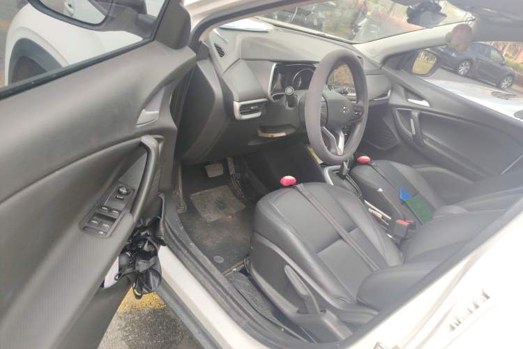 Used Chevrolet Trax 2019 Redline 325T Automatic Fun Edition China VI Standard Driver Seat