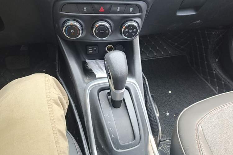 Used Chevrolet Trax 2019 Redline 325T Automatic Fun Edition China VI Standard Gear Lever