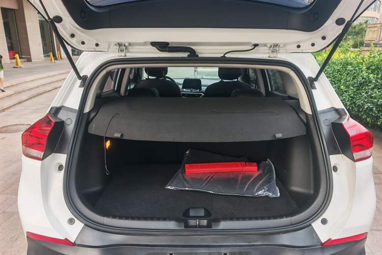 Used Chevrolet Trax 2019 Redline 335T CVT Top-Tier Model China VI Standard Trunk