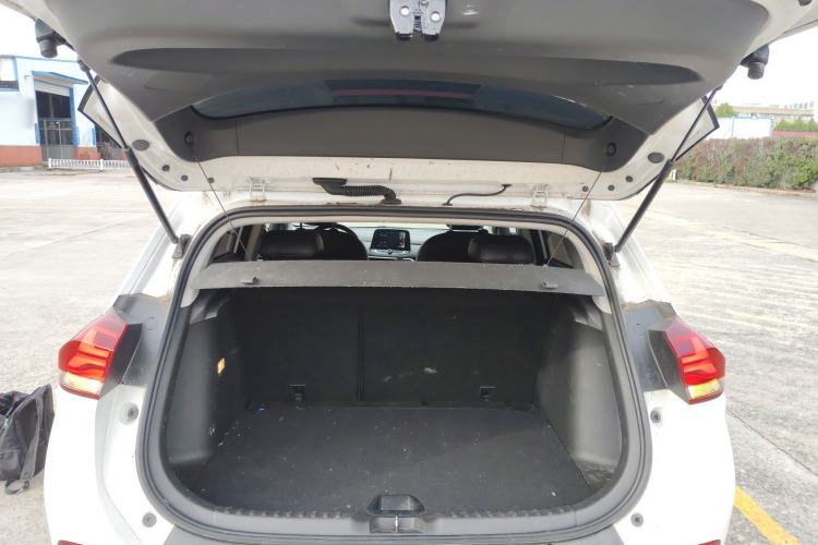 Used Chevrolet Trax 2019 325T Automatic Fun Edition China VI Standard Trunk