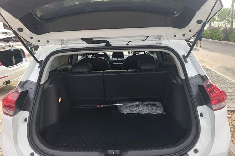 Used Chevrolet Trax 2019 Redline 325T Automatic Fun Edition China VI Standard Trunk