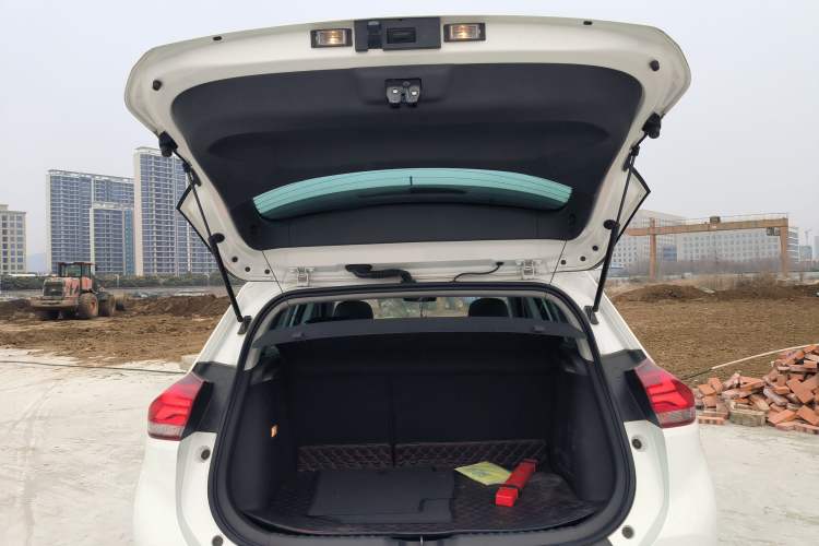 Used Chevrolet Trax 2019 Redline 335T CVT Top-Tier Model China VI Standard Trunk