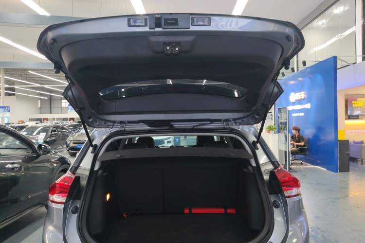 Used Chevrolet Trax 2021 Redline 335T CVT Top-Tier Model China VI Standard Trunk