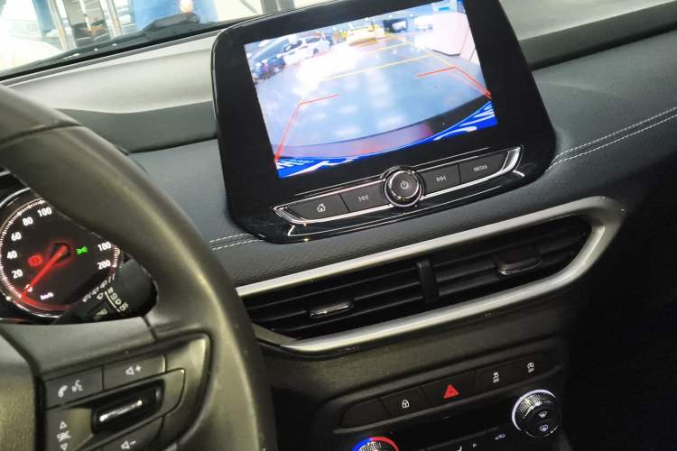 Used Chevrolet Trax 2021 325T Automatic Fun Edition China VI Standard Audio And AC Panel