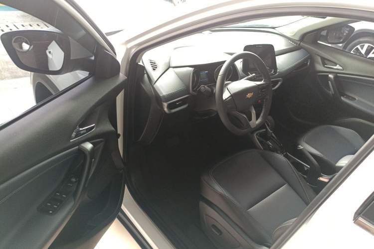 Used Chevrolet Trax 2021 325T Automatic Fun Edition China VI Standard Driver Seat
