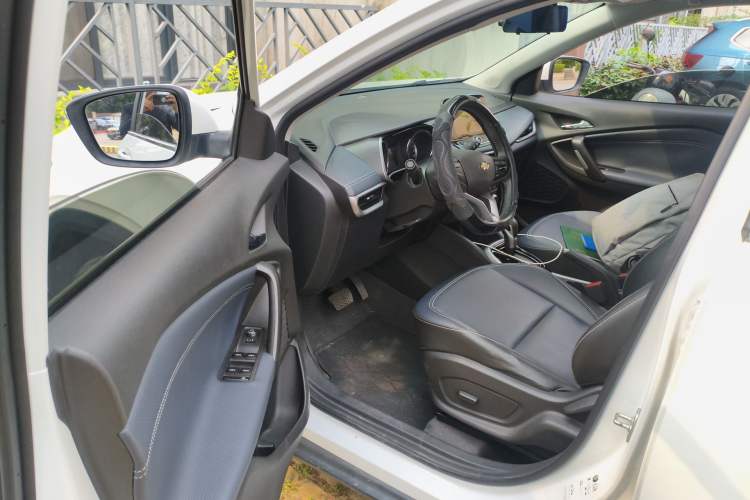 Used Chevrolet Trax 2021 325T Automatic Fun Edition China VI Standard Driver Seat
