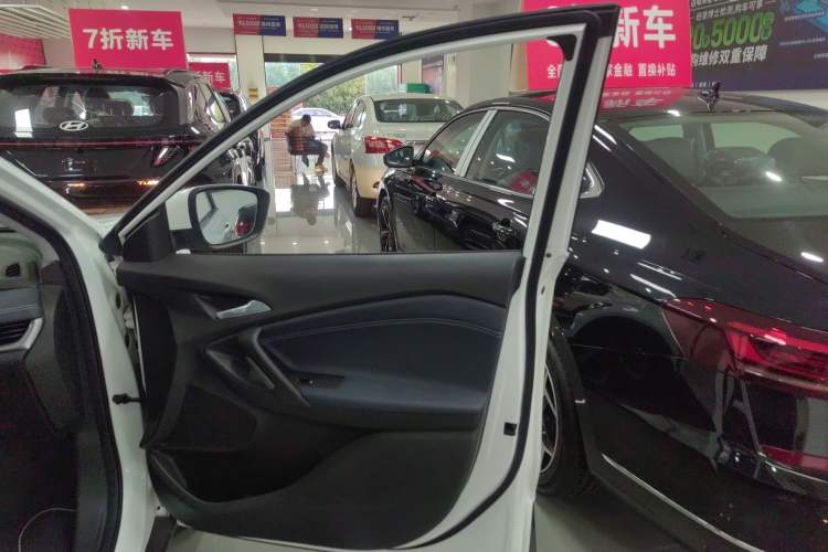 Used Chevrolet Trax 2021 325T Automatic Fun Edition China VI Standard Interior 5