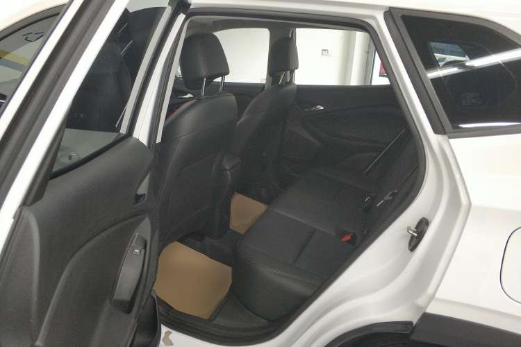 Used Chevrolet Trax 2021 Redline 335T CVT Top-Tier Model China VI Standard Left Rear Seat