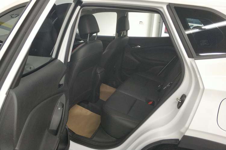 Used Chevrolet Trax 2021 Redline 335T CVT Top-Tier Model China VI Standard Right Rear Seat