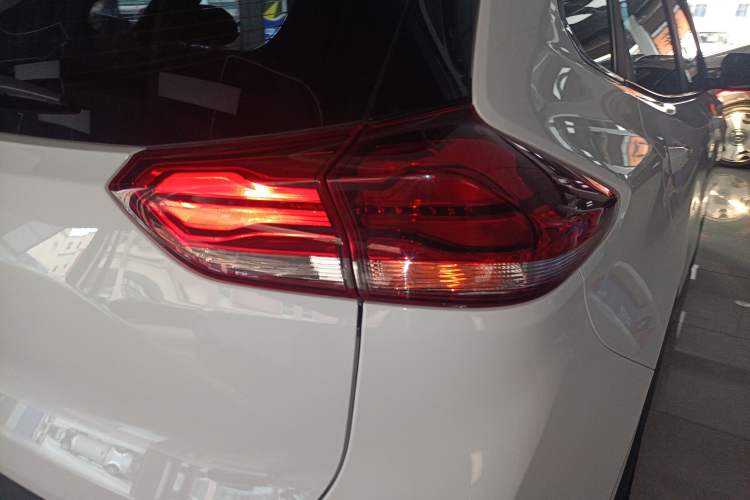 Used Chevrolet Trax 2021 325T Automatic Sport Edition China VI Standard Right Rear Taillight